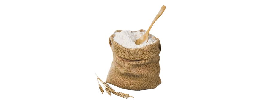 Un sac de farine de petit épeautre non hybridé avec une louche et un épi de petit épeautre IGP.