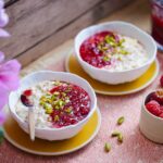 Comment cuisiner le petit épeautre en version sucrée type granola dans 2 bols avec des framboises.