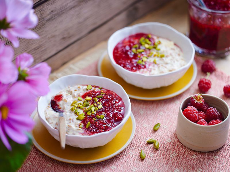 Comment cuisiner le petit épeautre en version sucrée type granola dans 2 bols avec des framboises.